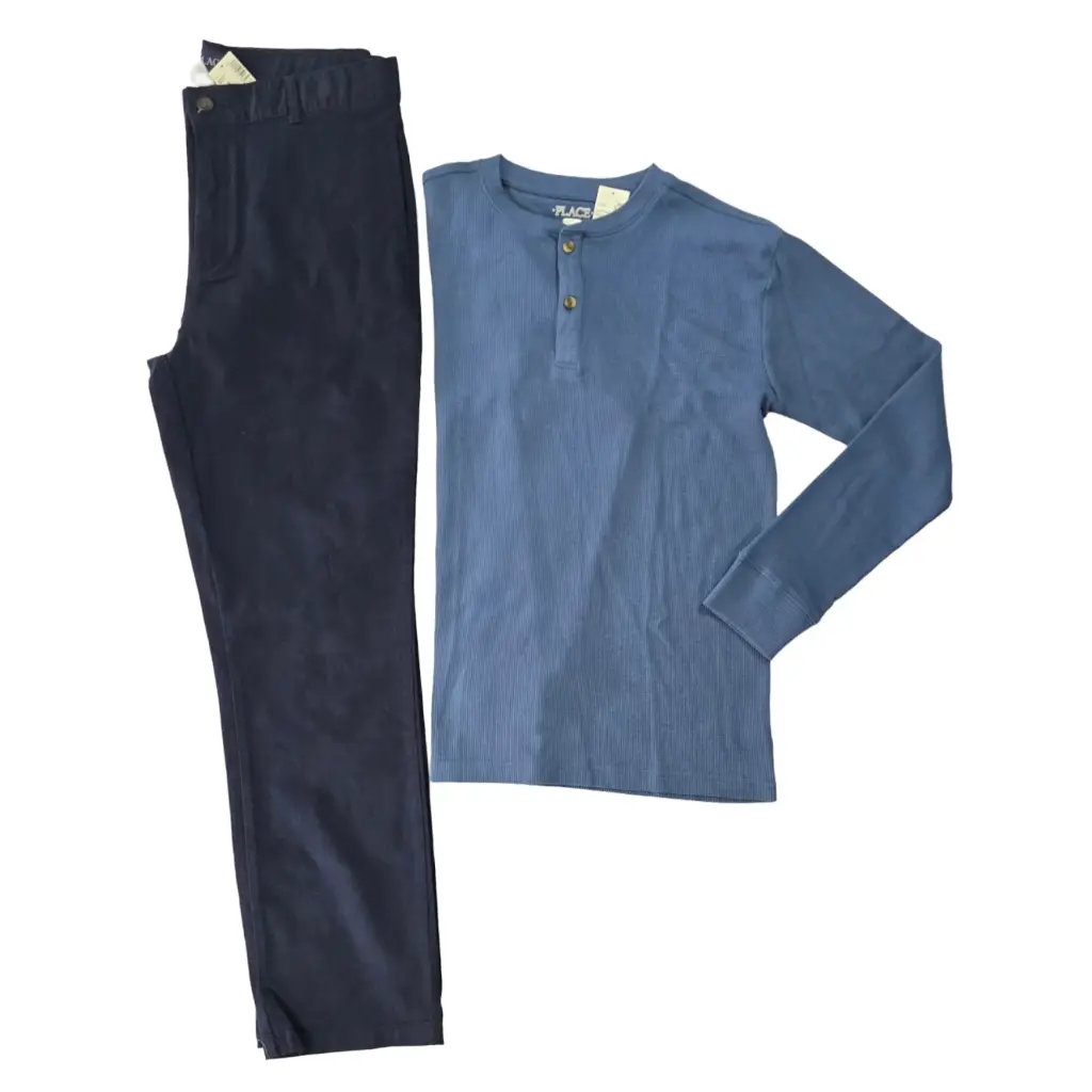 Camisa stretch azul claro y pantalón oscuro, talla 16