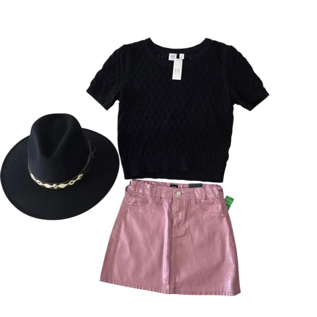 Sombrero con sujetador y outfit con falda con regulador en la cintura talla 10 