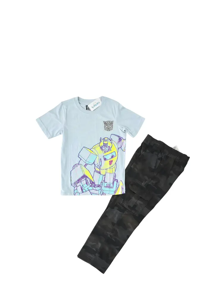 Camiseta de personaje y pantalón cargo talla 8
