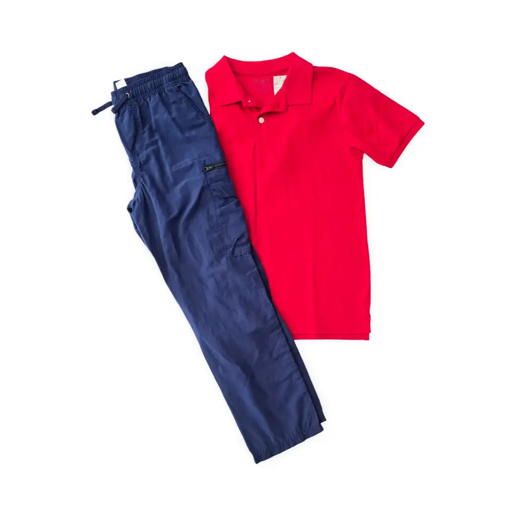 Polo roja y pantalón buzo, talla 10