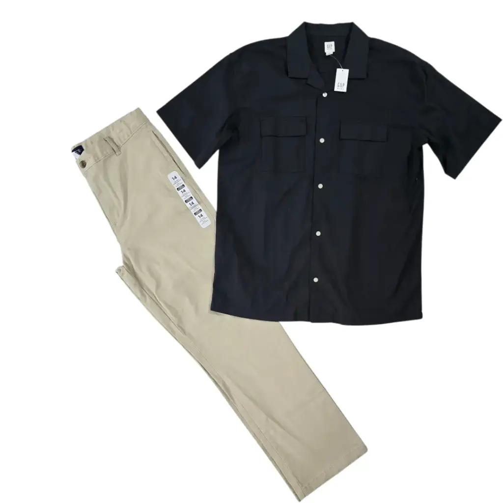 Camisa de botones y pantalón claro  talla 14