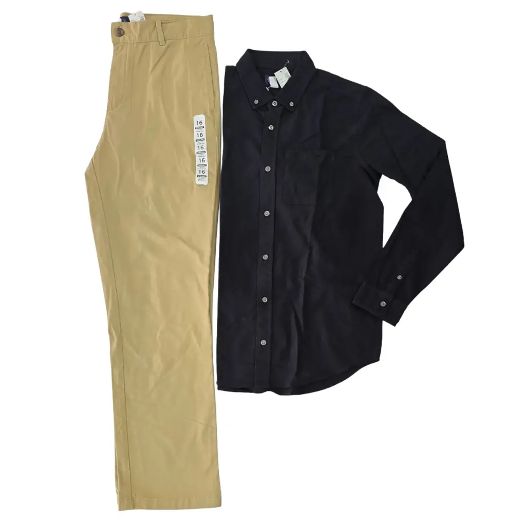 Camiseta negra y pantalón caky, talla 16