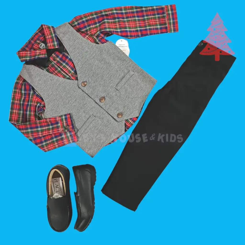 Manga larga cuadriculada de botones, pantalón negro, chaleco de vestir y corbatín, talla 3t de varón.