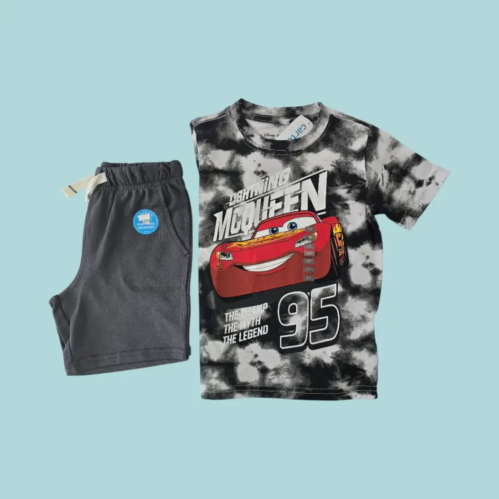 Camiseta de Cars y short con bolsas, talla 3t  