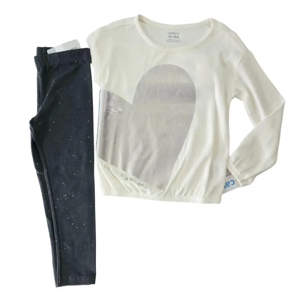Blusa manga larga con corazón plateado y legging negra con brillos, talla 4t 