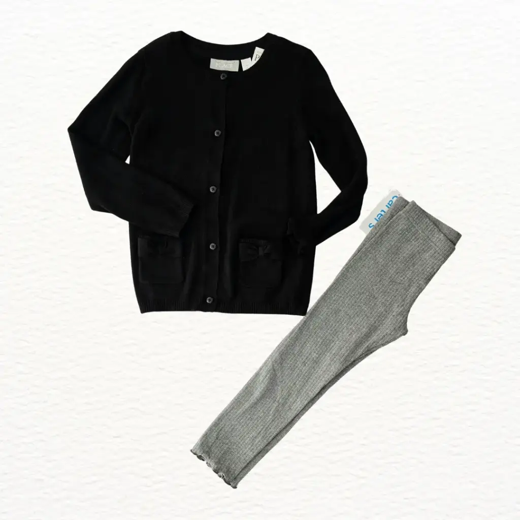 Suéter negro de botones y legging gris, talla 5t