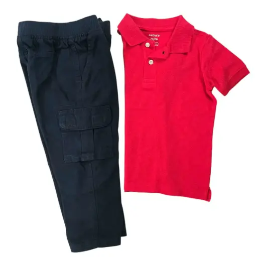 Camisa tipo polo y pantalón cargo azul marino, talla 2t 