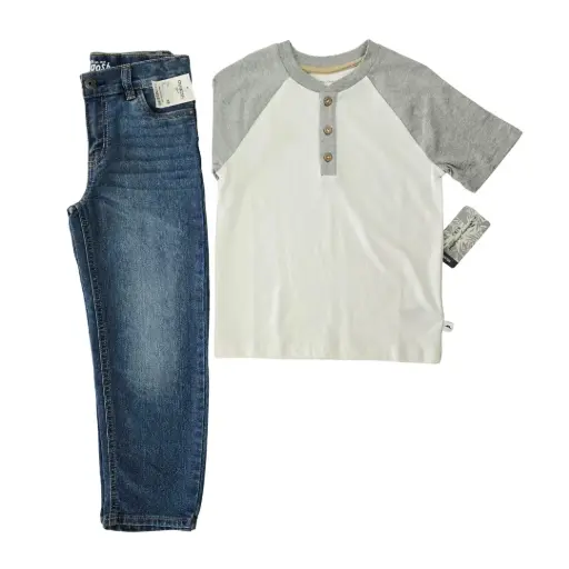 Camiseta blanca y botones con jeans recto, talla 6