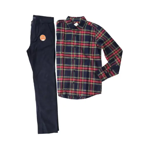 Camisa a cuadros y pantalón oscuro, talla 10