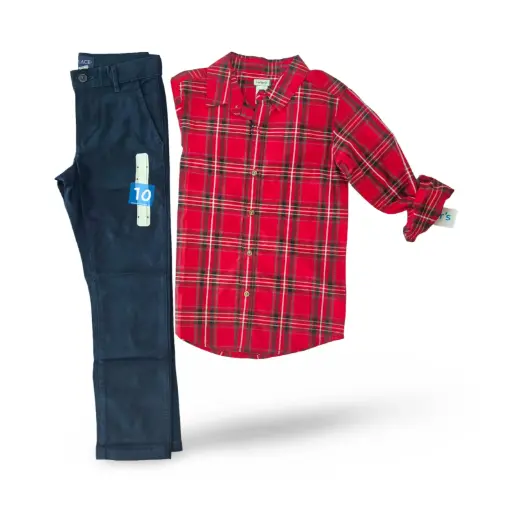 Camisa roja y pantalón oscuro, talla 10