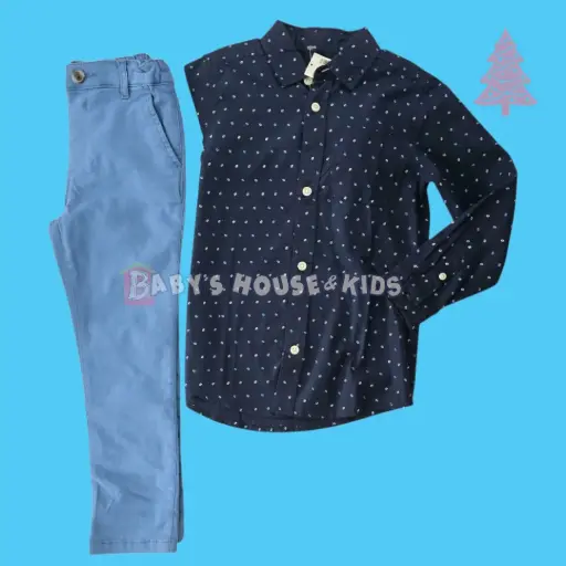 Camisa azul marino y pantalón azul claro, talla 5