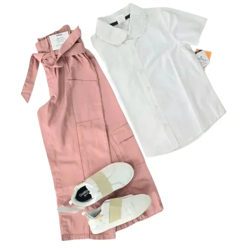 Blusa blanca de botones y pantalón rosa ancho, talla 7