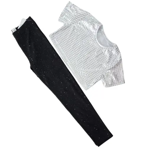 Blusa brillante taller corto y jeggings, talla 10