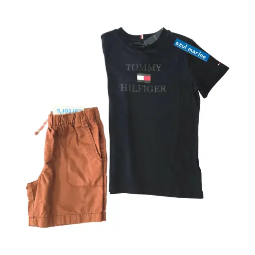 Camiseta azul marino y short café, talla 8