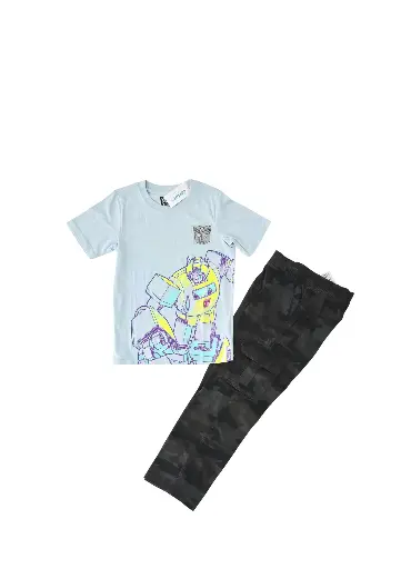 Camiseta de personaje y pantalón cargo talla 8