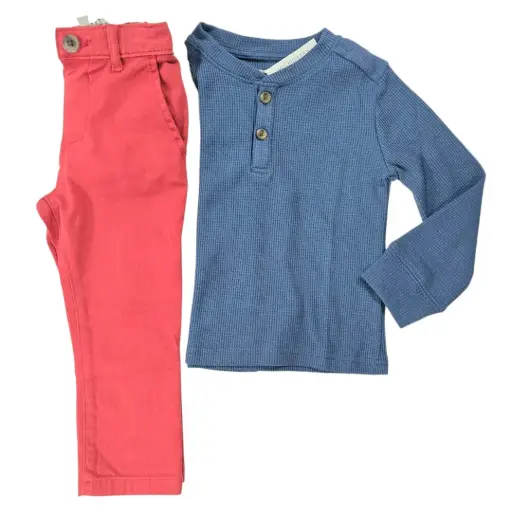 Manga larga cuello chino y pantalón rojo, talla 2t  