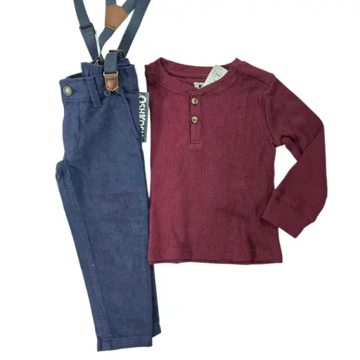 Manga larga cuello chino ocre y pantalón azul marino con tirantes removibles, talla 2t 