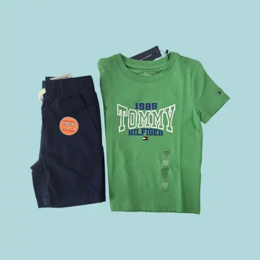 Camiseta verde y short azul marino con bolsas , talla 3t