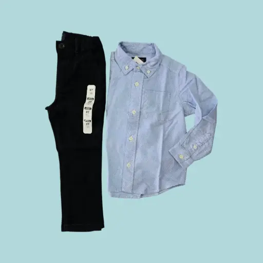 Manga larga azul de botones y pantalón color negro, talla 3t 