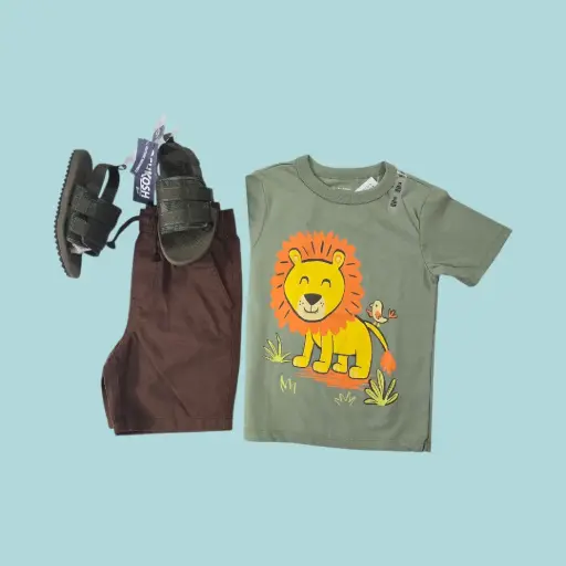 Camiseta , short café y sandalias, talla 3t  