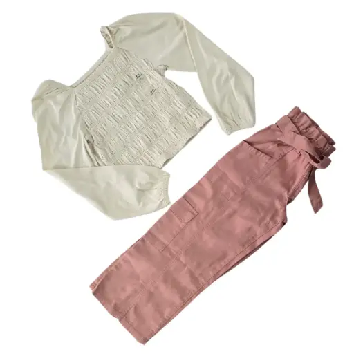 Blusa ivory manga larga talle corto y pantalón ancho rosa viejo, talla 8