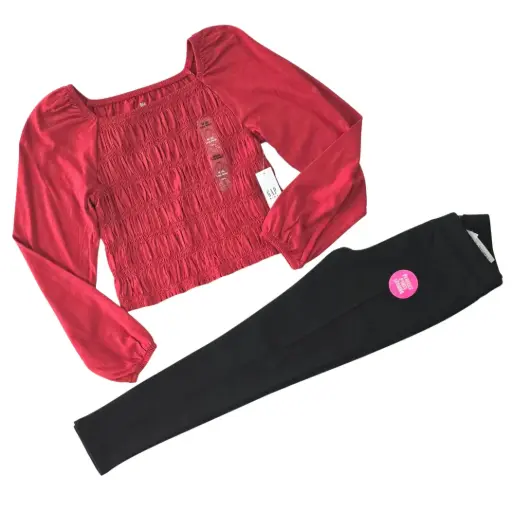 Blusa manga larga roja, talle corto y pantalón negro, talla 8