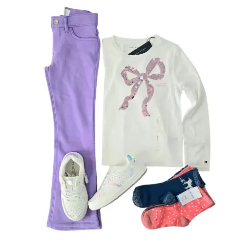 Camisa manga larga blanca con lentejuelas y pantalón lila, talla 7